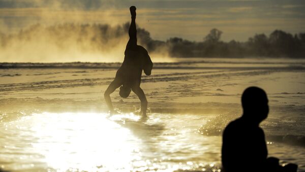 Homens do Clube de Novgorod de Amantes de Nado no Inverno se banham no Rio Volkhov - Sputnik Brasil