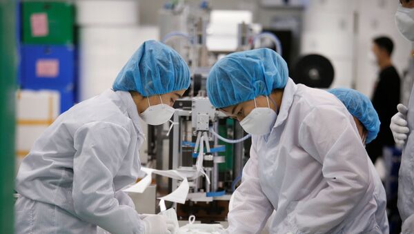 Funcionários trabalhando em uma fábrica de máscaras em Icheon, Coreia do Sul, 6 de março de 2020 - Sputnik Brasil