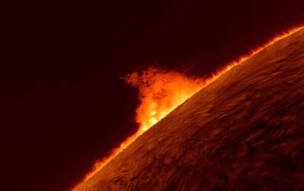 A foto de Gary Palmer Proeminência solar. Proeminências solares são estruturas enormes e brilhantes que se destacam da superfície do Sol, geralmente em forma de laço. - Sputnik Brasil