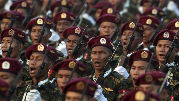Soldados do Exército de Mianmar marcham durante parada militar (foto de arquivo) - Sputnik Brasil