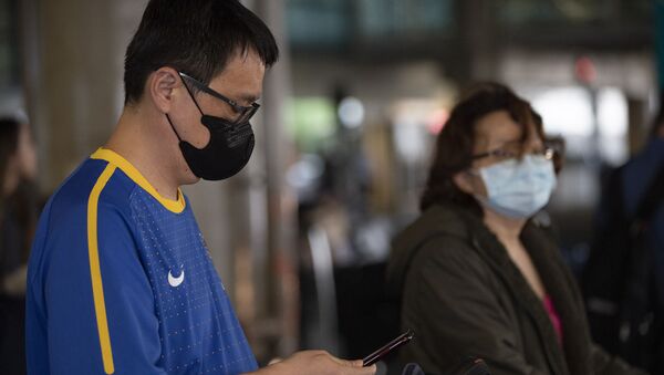 Passageiros no Aeroporto Internacional de Guarulhos se protegem do coronavírus com máscaras - Sputnik Brasil