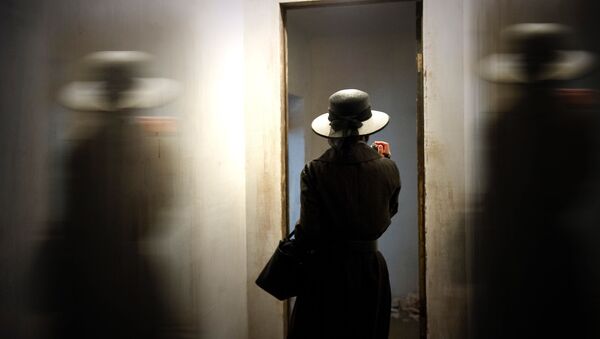 Mulher à frente do espelho (imagem referencial) - Sputnik Brasil