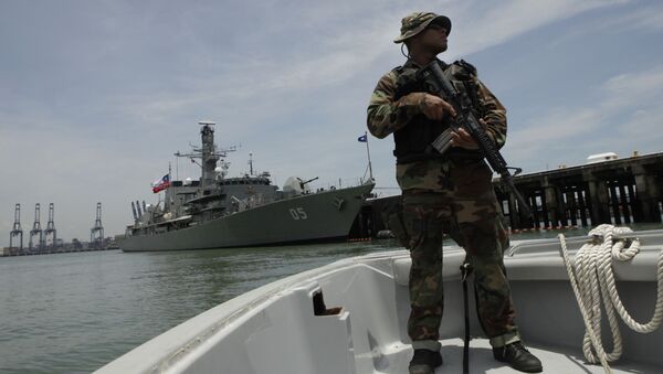 Oficial da Marinha patrulha as águas próximas a um navio chileno ancorado na base naval Vasco Nunez de Balboa, na Cidade do Panamá (imagem de arquivo) - Sputnik Brasil