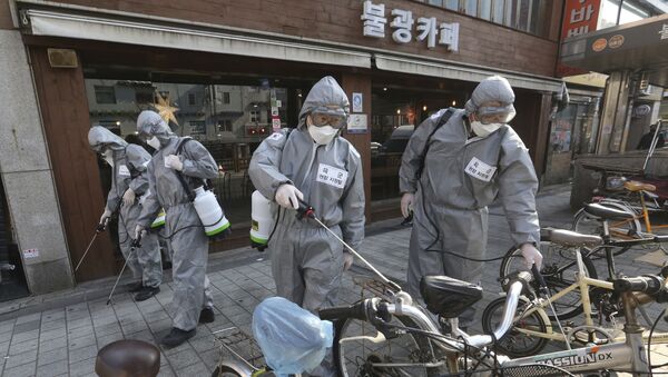 Soldados da Coreia do Sul jogam spray desinfetante como forma de prevenir contra o novo coronavírus. - Sputnik Brasil