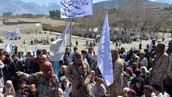 Militantes e talibãs afegãos participam de reunião para celebrar o acordo de paz e sua vitória no conflito afegão sobre os EUA no Afeganistão, na província de Laghman, 2 de março de 2020 - Sputnik Brasil