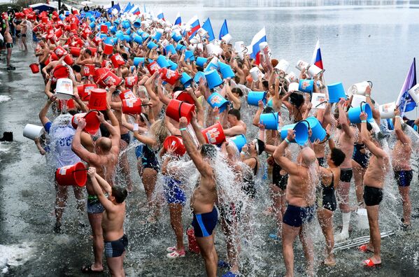 Moradores de Krasnoyarsk quebram o recorde da cidade siberiana de Tomsk e promovem a maior baldada de água fria coletiva da história da Rússia - Sputnik Brasil