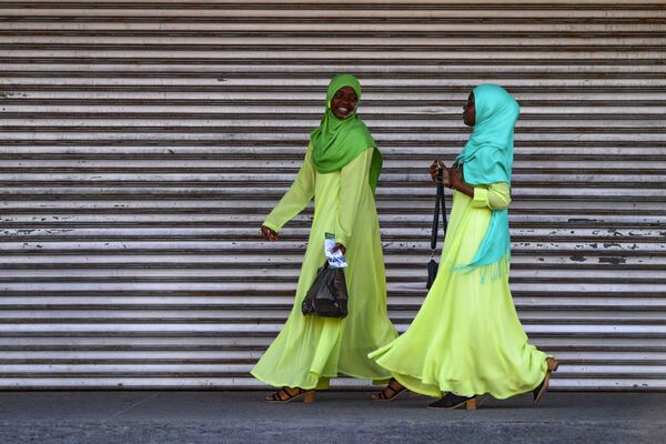 Mulheres passeiam nas ruas de Georgetown, na Guiana, onde novas reservas de petróleo atraem atenção internacional, em 2 de março - Sputnik Brasil