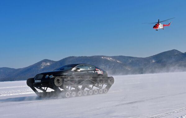 Participante de festival automotivo cruza a superfície gelada do lago Baikal, na Rússia - Sputnik Brasil