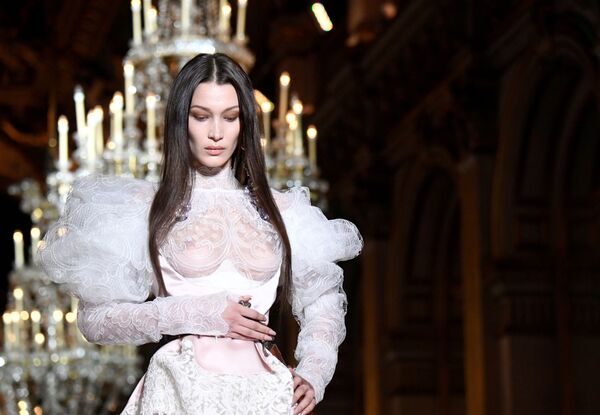 Modelo Bella Hadid apresenta coleção dos designers Vivienne Westwood e Andreas Kronthaler durante a Semana de Moda de Paris, em 29 de fevereiro de 2020 - Sputnik Brasil