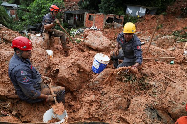 Bombeiros buscam vítimas das chuvas no morro do Macaco Molhado, no Guarujá, em 3 de março de 2020 - Sputnik Brasil