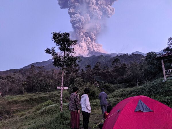 Turistas observam a erupção do vulcão Merapi, na Indonésia, em 3 de março de 2020 - Sputnik Brasil