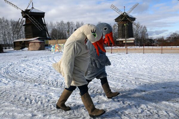 Atores se fantasiam de gansos durante as comemorações da chegada da primavera em Suzdal, na Rússia - Sputnik Brasil