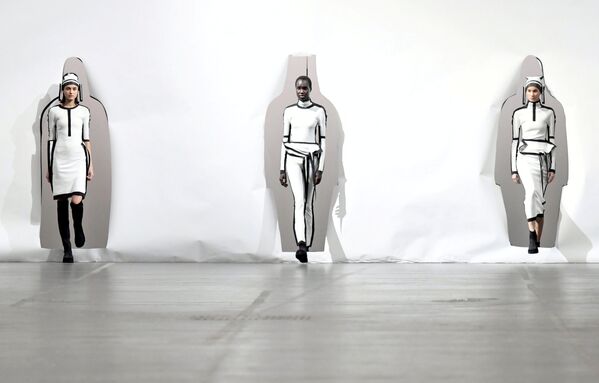 Modelos apresentam coleção de Satoshi Kondo durante a Semana de Moda de Paris, em 1º de março de 2020 - Sputnik Brasil