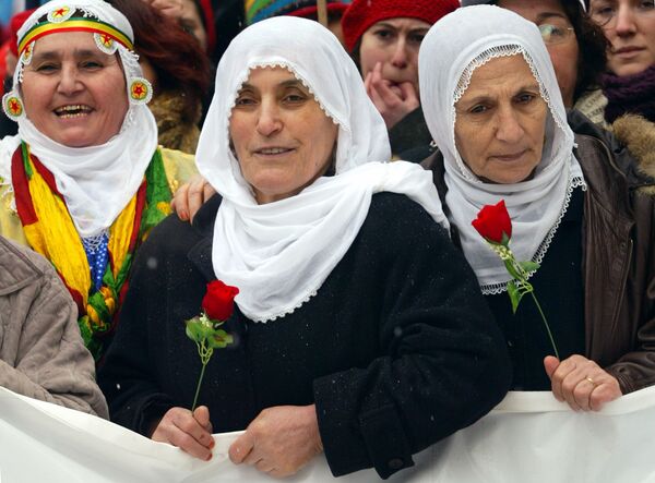 Mulheres curdas na Turquia com flores durante manifestação no Dia Internacional da Mulher em Istambul, 8 de março de 2005 - Sputnik Brasil