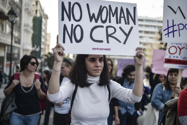 Mulher com cartaz com palavras da canção de Bob Marley, durante manifestação em Atenas, Grécia, 8 de março de 2019 - Sputnik Brasil