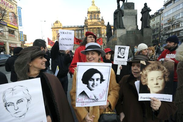 Na véspera do Dia Internacional da Mulher, ativistas e apoiadores da causa feminina checa segurando cartazes com fotos de mulheres famosas do país - Sputnik Brasil
