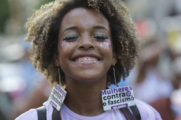 Jovem em ação de protesto no Dia Internacional da Mulher, Rio de Janeiro, Brasil - Sputnik Brasil