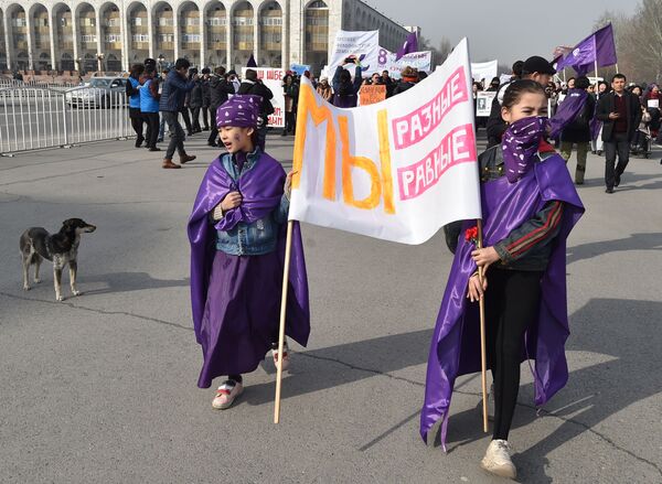 Mulheres segurando cartaz Somos diferentes, somos iguais em manifestação em Bishkek, capital de Quirguistão, 8 de março de 2019 - Sputnik Brasil