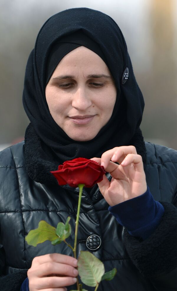 Mulher com uma rosa em 8 de março na cidade de Grozny, na república russa da Chechênia - Sputnik Brasil