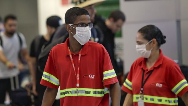 Funcionários do Aeroporto Internacional de Guarulhos usam máscaras para evitar contágio pelo novo coronavírus - Sputnik Brasil