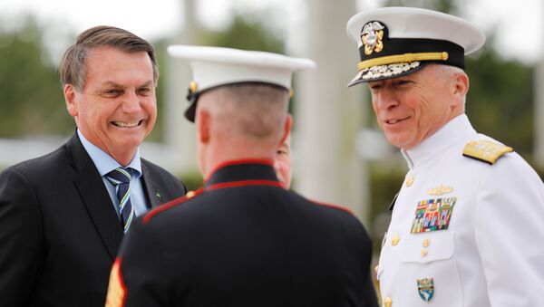 Presidente do Brasil, Jair Bolsonaro, cumprimenta o almirante norte-americano Craig S. Faller, em Miami, na Flórida, em 8 de março de 2020 - Sputnik Brasil
