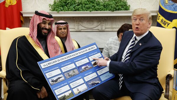 Presidente dos EUA, Donald Trump, mostra cartaz com contratos de vendas de armas para a Arábia Saudita durante reunião com o príncipe herdeiro, Mohammed bin Salman, em 20 de março de 2018 - Sputnik Brasil