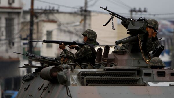 Soldado em um veículo blindado aponta arma durante operação no Rio de Janeiro (foto de arquivo) - Sputnik Brasil