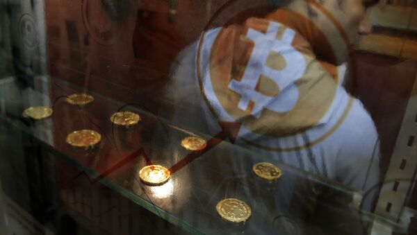 Homem usa caixa automático de bitcoins em Hong Kong - Sputnik Brasil