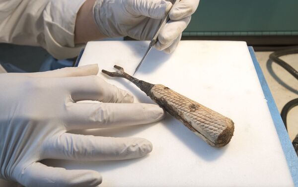 Garfo de ferro encontrado em escavação no porão do Instituto de Arte Courtauld, Londres - Sputnik Brasil