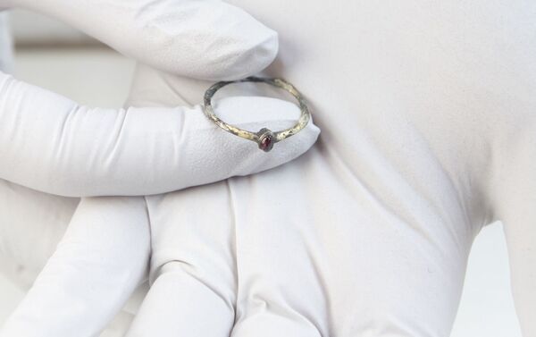 Anel dourado encontrado durante escavações em porão do Instituto de Arte Courtauld em Londres - Sputnik Brasil