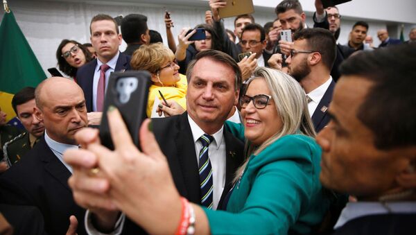 Presidente do Brasil, Jair Bolsonaro, posa para selfie ao lado de apoiadora em Miami, EUA, 9 de março de 2020 - Sputnik Brasil