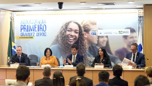  Os ministros Henrique Mandetta (Saúde) e Damares Alves (Mulher, Família e Direitos Humanos), durante apresentação do programa Tudo Tem Seu Tempo, em Brasília-DF. - Sputnik Brasil