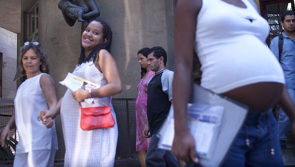 Adolescentes grávidas deixam o hospital Instituto Fernandes Figueira após atendimento, no Rio de Janeiro-RJ - Sputnik Brasil