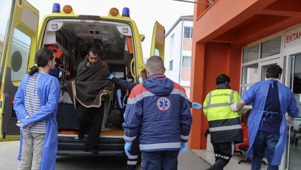 Ambulância chegando a hospital da cidade de Preveza, no noroeste da Grécia (arquivo) - Sputnik Brasil