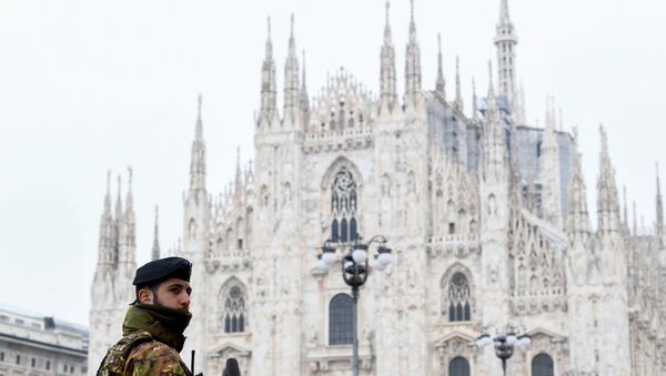 Militar na praça Duomo após decreto que ordena que toda a Itália esteja fechada em um bloqueio sem precedentes para derrotar o coronavírus, em Milão, Itália, 10 de março de 2020 - Sputnik Brasil