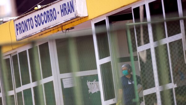Funcionário do hospital usa uma máscara facial de proteção no Hospital Regional da Asa Norte (HRAN), após a confirmação do primeiro caso de coronavírus em Brasília, Brasil, 8 de março de 2020 - Sputnik Brasil
