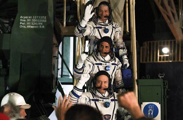 Os astronautas norte-americanos Mark Wandae Hai e Joseph Aqaba, e o cosmonauta russo Aleksandr Misurkin (de cima para baixo) - Sputnik Brasil