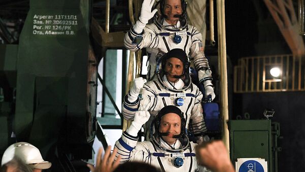 Os astronautas norte-americanos Mark Wandae Hai e Joseph Aqaba, e o cosmonauta russo Aleksandr Misurkin (de cima para baixo)  - Sputnik Brasil