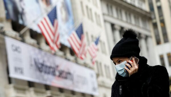 Mulher com máscara de proteção em Manhattan, Nova York,  nos EUA, 11 de março de 2020 - Sputnik Brasil