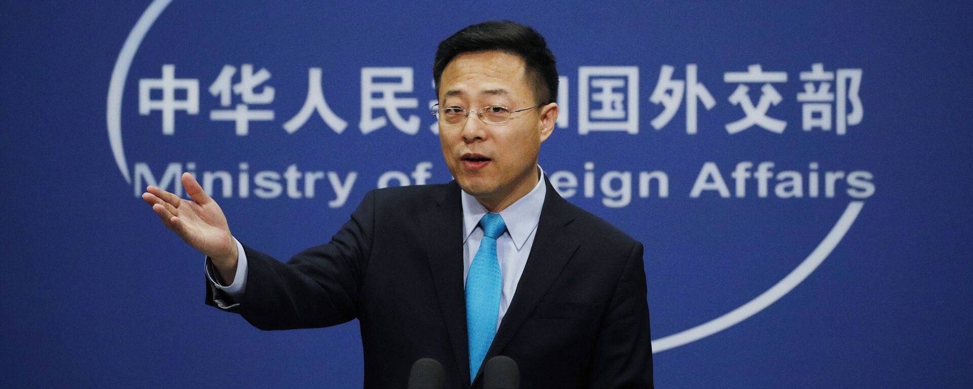 O porta-voz do Ministério das Relações Exteriores da China, Zhao Lijian, gesticula durante uma declaração em Pequim no escritório da Chancelaria chinesa, em 24 de fevereiro de 2020. - Sputnik Brasil, 1920, 28.11.2021