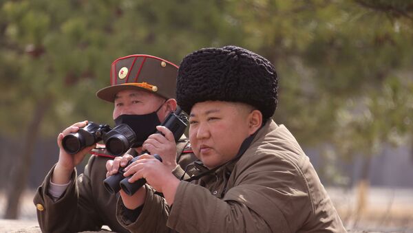 Líder norte-coreano Kim Jong-un observa exercícios militares do Exército Popular da Coreia do Norte em campo de treinamento na Coreia do Norte, 12 de março de 2020 - Sputnik Brasil