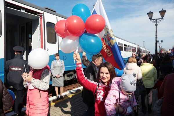 Passageiros durante inauguração de linha férrea metropolitana entre as regiões russas da Crimeia e de Krasnodar - Sputnik Brasil
