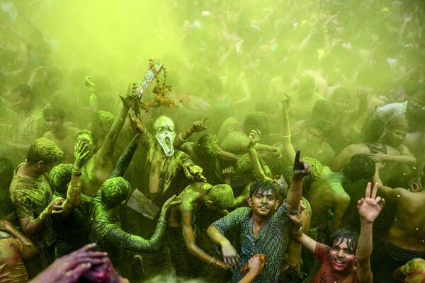 Foliões dançando durante a festividade da primavera Holi, na cidade indiana de Allahabad - Sputnik Brasil