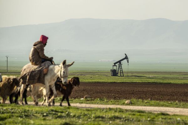 Pastor passa em frente a um poço de petróleo localizado na fronteira entre a Síria e a Turquia - Sputnik Brasil