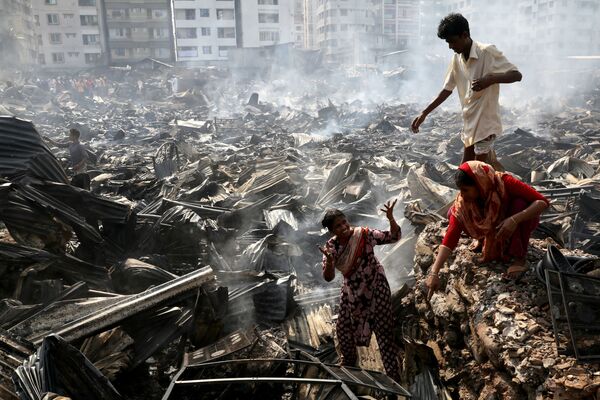 Estrago provocado por incêndio em favela de Daca, capital de Bangladesh - Sputnik Brasil