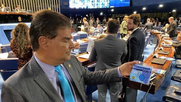 Senador Nelsinho Trad (PSD-MS) mostra máscara que comprou para se prevenir em viagem que faria a Buenos Aires em fevereiro; ele teve a confirmação de que está com coronavírus - Sputnik Brasil
