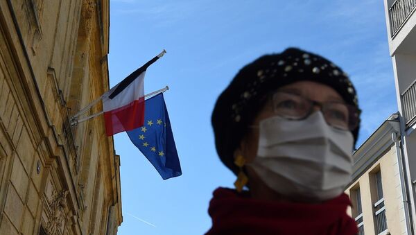 Mulher usando máscara enquanto pandemia de coronavírus atinge a Europa - Sputnik Brasil