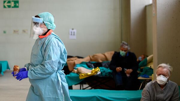 Equipe médica usa máscaras de proteção facial em hospital italiano, 13 de março de 2020 - Sputnik Brasil