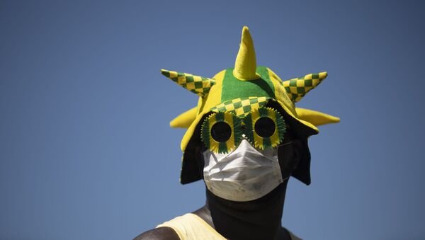 No Rio de Janeiro, homem usa máscara para se proteger do coronavírus durante manifestação - Sputnik Brasil