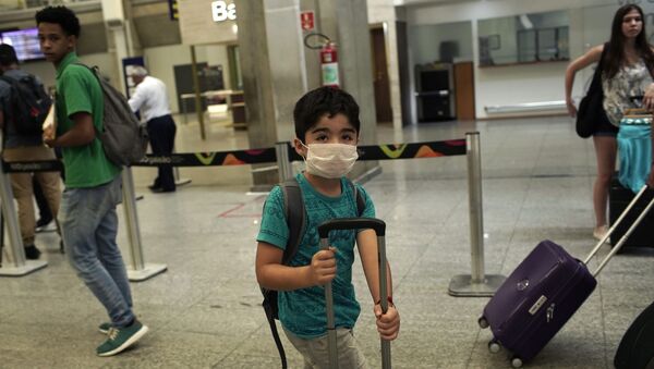 Criança usa máscara para se proteger do coronavírus no Rio de Janiero - Sputnik Brasil